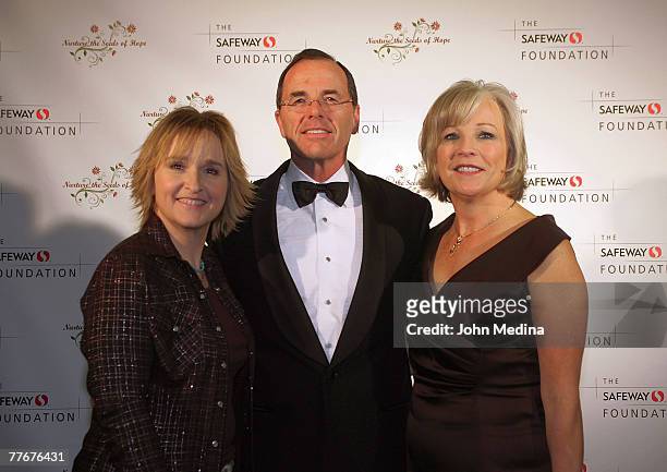 Safeway CEO Steve Burd and wife Cris pose for a photo with Melissa Etheridge during the Safeway Foundation Gala 'Nuture the Seeds of Hope' on...