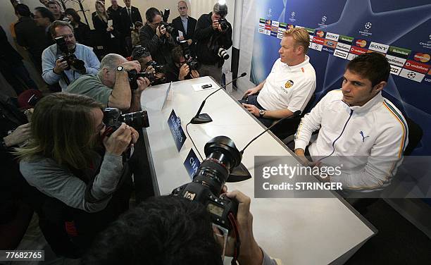 Valencia's Joaquin and Dutch coach Ronald Koeman laugh during a press conference at Valencia Sport City 05 November 2007, on the eve of the UEFA...