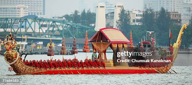 The Narai Song Suban barge along the Chao Phraya river during the Royal celebrations on November 5 in Bangkok, Thailand. Thailand's magestic royal...