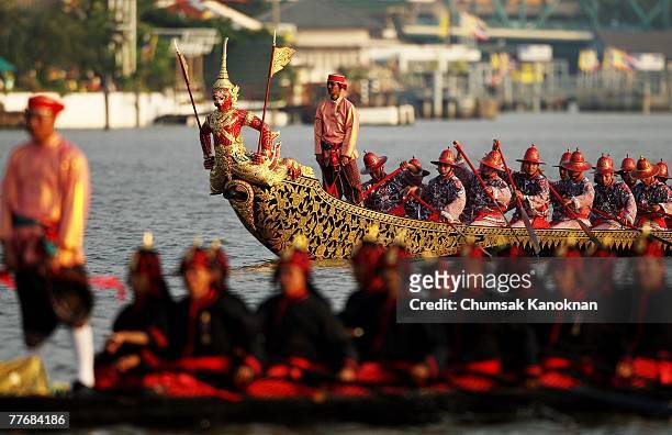 Thai Royal navy oarsmen in acient warrior costume row the Royal barge on the Chao Phraya river during the Royal celebrations on November 5 in...