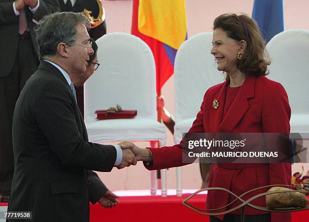 Colombian President Alvaro Uribe shakes hands with Queen Silvia of Sweden during the laying of the foundation stone of a biodiesel plant 05 November...