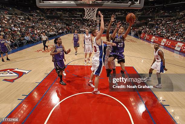 Kevin Martin of the Sacramento Kings takes the ball to the basket against Paul Davis of the Los Angeles Clippers during the game at Staples Center on...