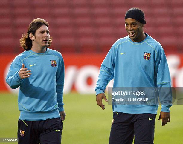 Barcelona's Brazilian midfielder Ronaldinho and Argentinian Leo Messi take part in a training session at the Camp Nou stadium in Barcelona, 06...