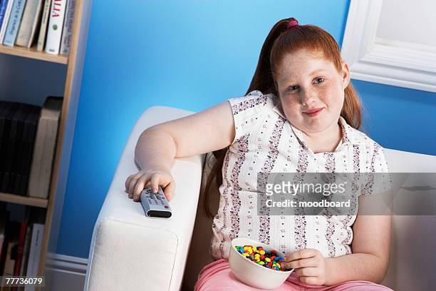 overweight child eating junk food - chubby teenage girl photos et images de collection