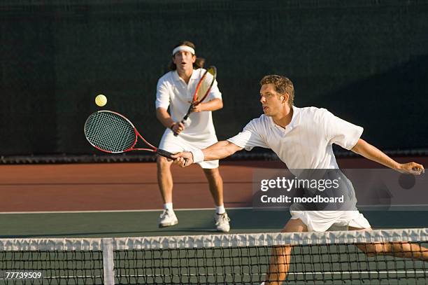 tennis player swinging at ball - championship round two foto e immagini stock