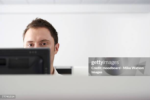 office worker using computer - guardare fisso foto e immagini stock