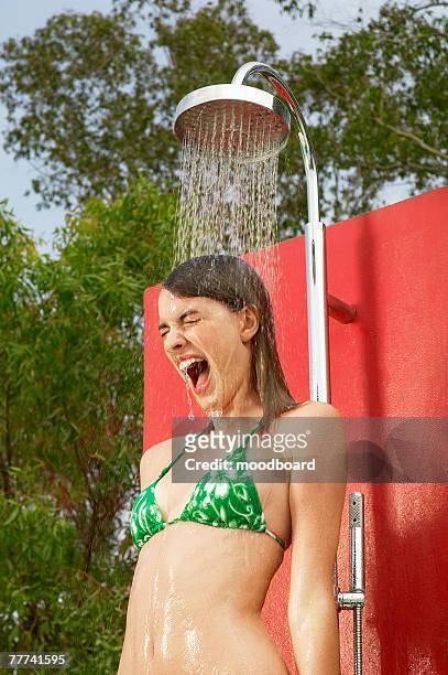 woman screaming in outdoor shower - froid photos et images de collection