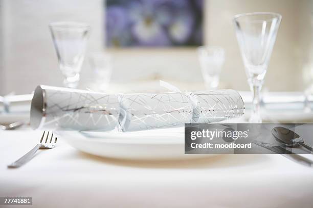 party popper and place setting - party popper christmas stock pictures, royalty-free photos & images