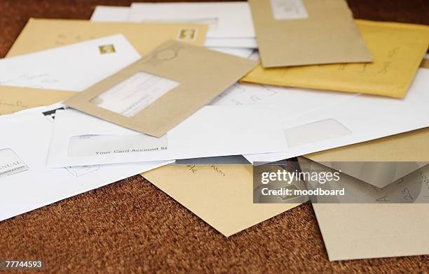 pile of mail on the floor - oost fotografías e imágenes de stock