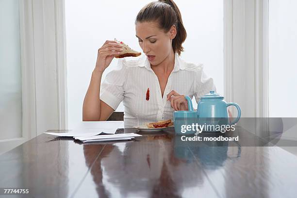 woman with stain on blouse - 不注意 個照片及圖片檔