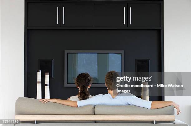 couple watching tv - monitor flat screen stock-fotos und bilder