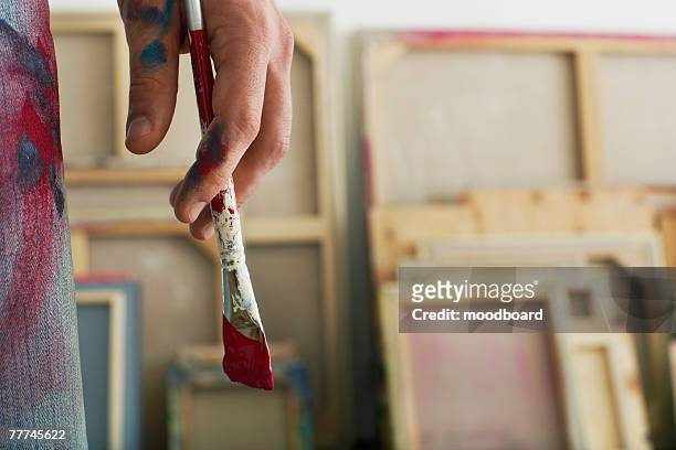 artist in his studio - pintor fotografías e imágenes de stock