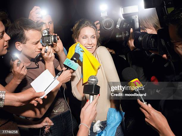 housewife walking red carpet - red carpet paparazzi stock pictures, royalty-free photos & images