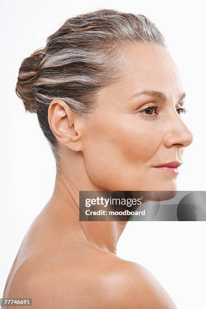 middle-aged woman - femme visage beauté profil fond blanc photos et images de collection