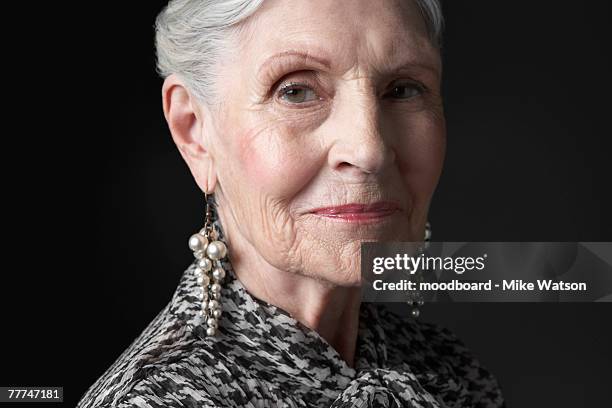 senior woman with pearl earrings - ohrhänger stock-fotos und bilder