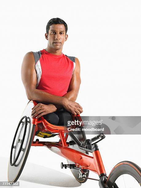 paraplegic racer - carrera de sillas de ruedas fotografías e imágenes de stock