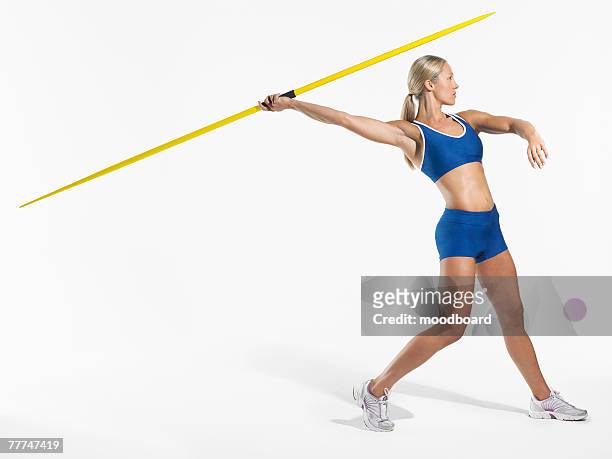 female athlete throwing javelin - lancer du javelot photos et images de collection