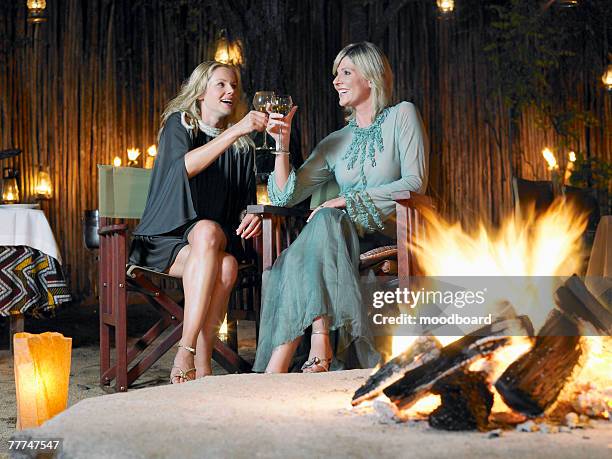 mother and daughter in an exotic restaurant - daughters of darkness - fotografias e filmes do acervo