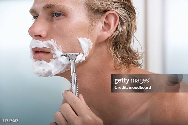 man shaving - scheermes stockfoto's en -beelden