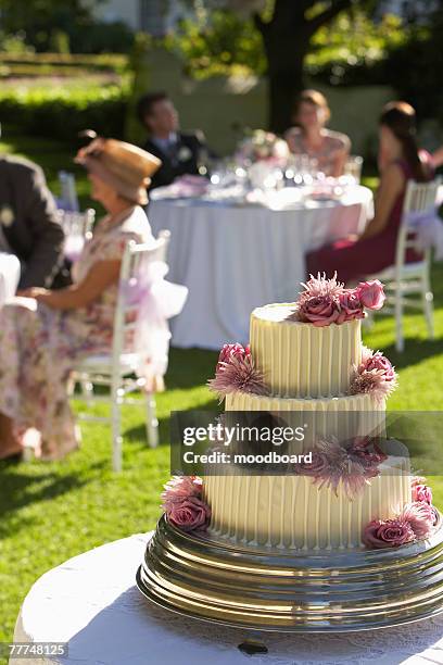 wedding cake - hochzeitstorte stock-fotos und bilder