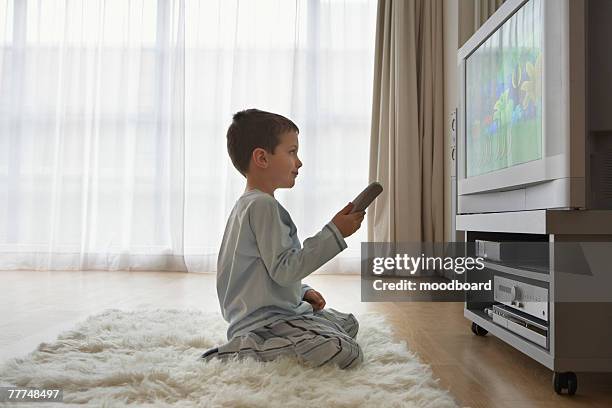 boy watching television - boy watching tv stock pictures, royalty-free photos & images