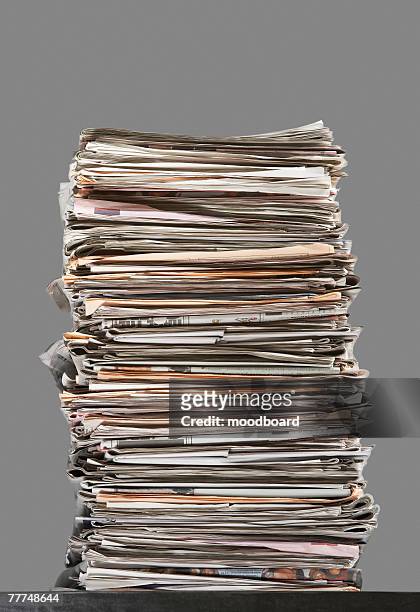 stack of newspapers - pile of paper stockfoto's en -beelden