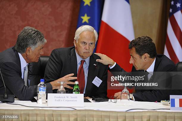 French President Nicolas Sarkozy has a chat with FedEx Corp's Frederick Smith and Publicis Groupe's Maurice Levy 06 November 2007 during a meeting of...