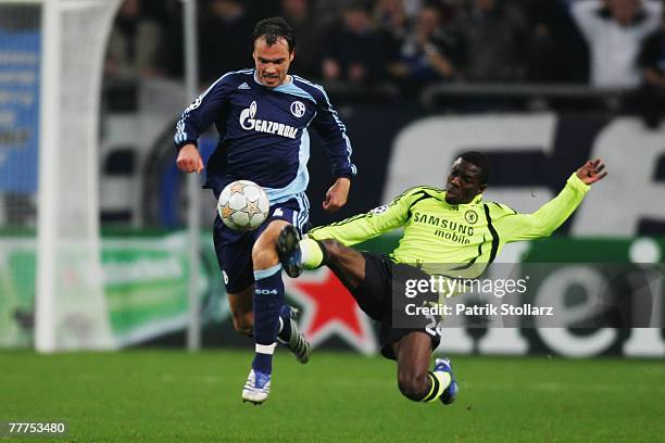 Heiko Westermann of Schalke and Shaun Wright-Phillips of Chelsea battle for the ball during the match at the Veltins Arena on November 6, 2007 in...