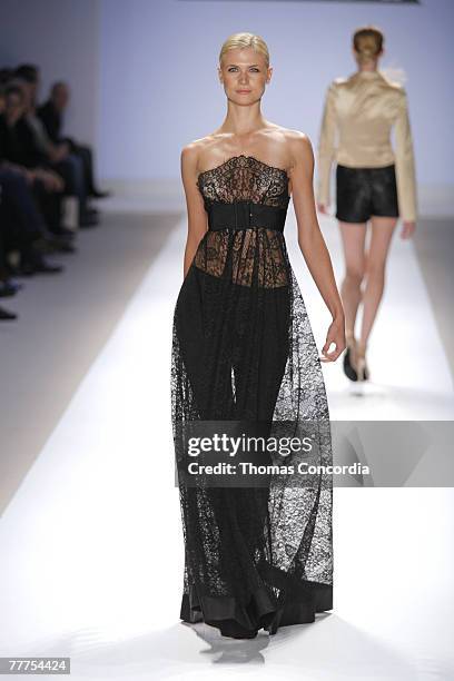 105 Project Runway Spring 2007 Laura Stock Photos, HighRes