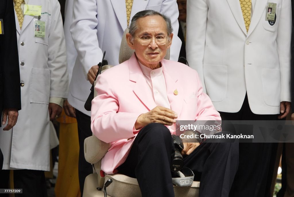King Bhumibol Adulyadej Leaves Sirirjaj Hospital