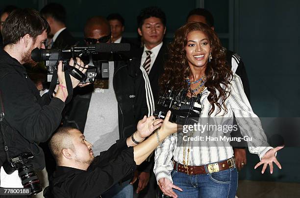 Singer Beyonce Knowles arrives at Incheon Airport for her concert on November 8, 2007 in Seoul, South Korea.