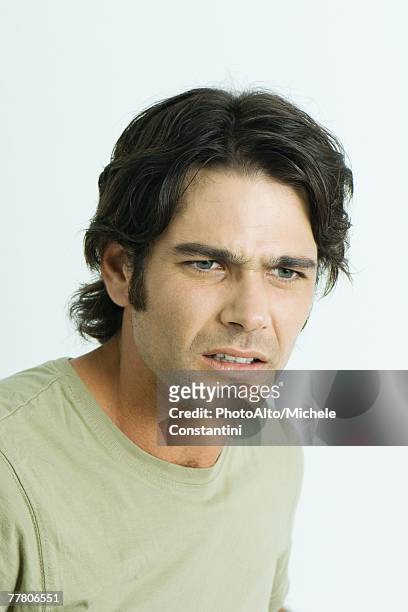 man furrowing brow, looking away, portrait - three quarter front view 個照片及圖片檔