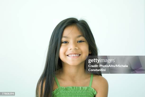 girl smiling at camera, portrait - habitant-des-îles-du-pacifique photos et images de collection