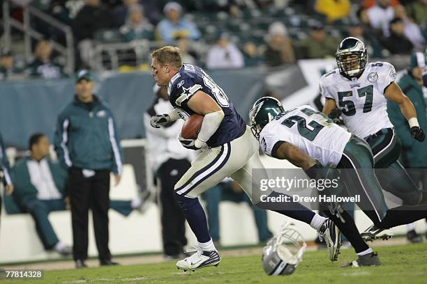 Tight end Jason Witten of the Dallas Cowboys runs with the ball after losing his helmet during the game against the Philadelphia Eagles on November...