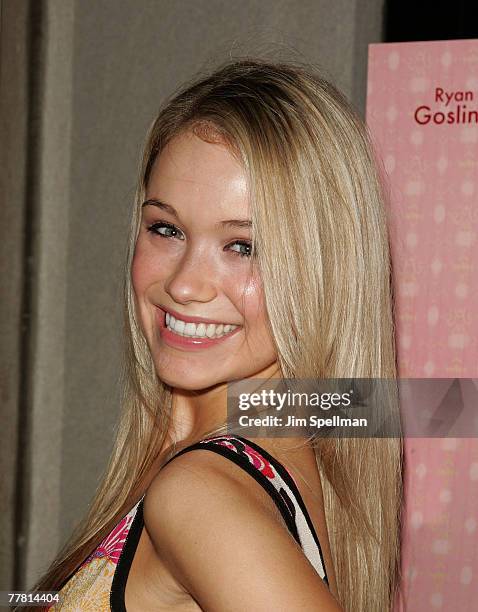 Actress Kelli Garner arrives at "Lars and the Real Girl" premiere at the Paris Theater on October 3, 2007 in New York City