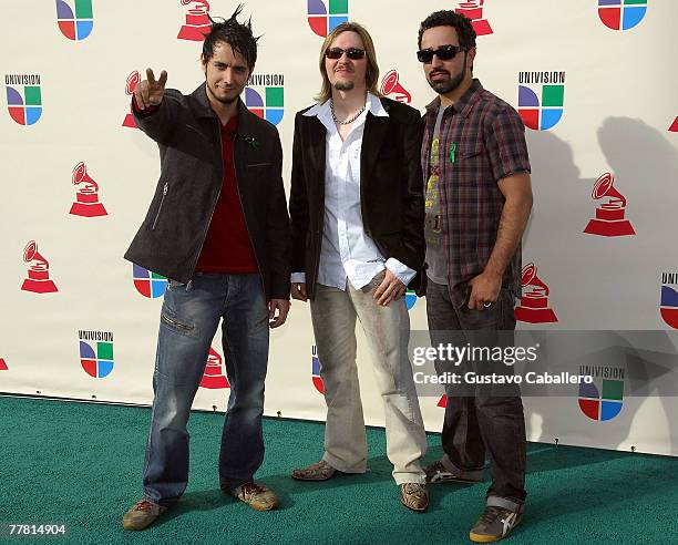 Musical group Oficina G3 arrives at the 8th annual latin GRAMMY awards held at the Mandalay Bay Events Center on November 8, 2007 in Las Vegas,...