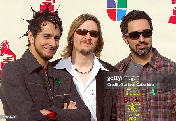 Musical group Oficina G3 arrives at the 8th annual latin GRAMMY awards held at the Mandalay Bay Events Center on November 8, 2007 in Las Vegas,...