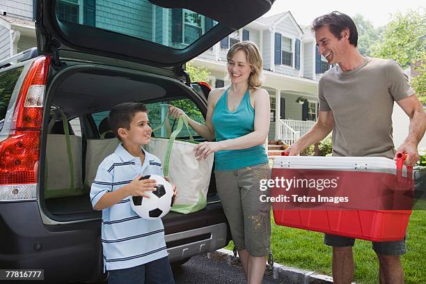 family loading car for picnic - soccer mom stock pictures, royalty-free photos & images