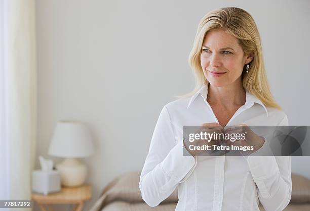 couple looking at real estate window - white blouse imagens e fotografias de stock