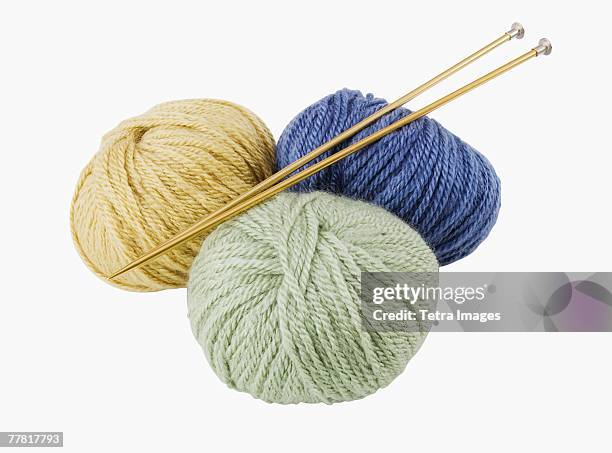 close up of yarn and knitting needles - wollig stockfoto's en -beelden