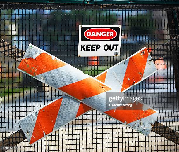 keep out sign on fence - sinal de mantenha a distância - fotografias e filmes do acervo
