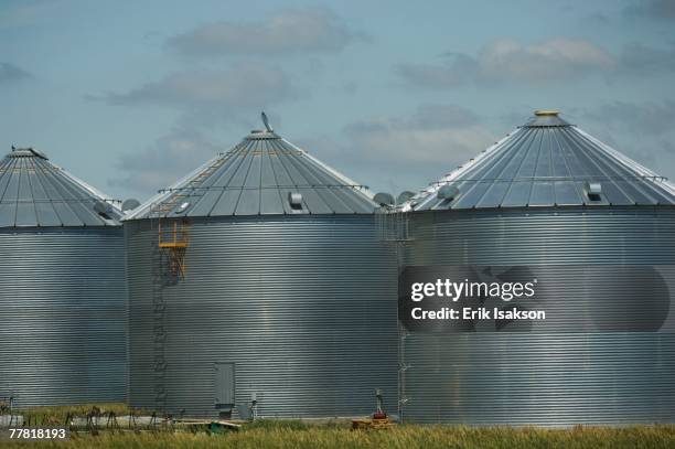 row of grain storage silos - getreidespeicher stock-fotos und bilder