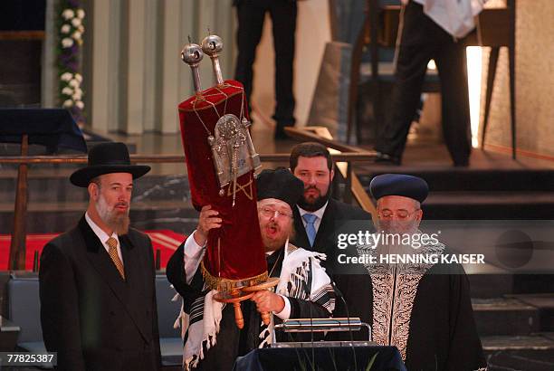 Chief Rabbi Yona Metzger, cantor Chaim Adler, Rabbi Natanel Teitelbaum and Chief Rabbi Shlomo Moshe Amar attend a commemoration service 09 November...