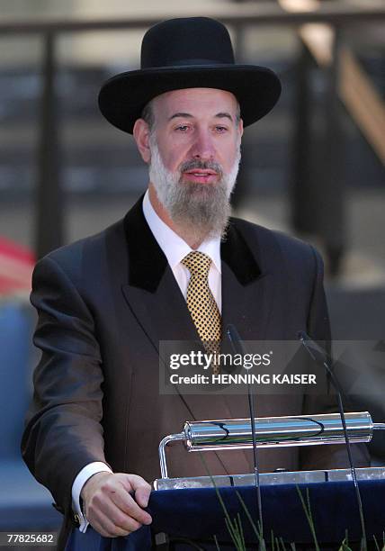 Chief Rabbi Yona Metzger gives a speech during a commemoration service 09 November 2007 at the synagogue in Cologne, western Germany. The synagogue...