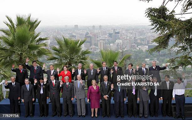 The heads of state and government attending the XVII Ibero American summit in Santiago, pose for the family picture on November 9th, 2007. Top from L...