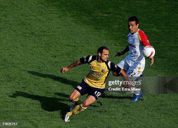 Tom Pondeljak of the Mariners and Diego Walsh of the United compete for the ball during the round twelve A-League match between the Central Coast...