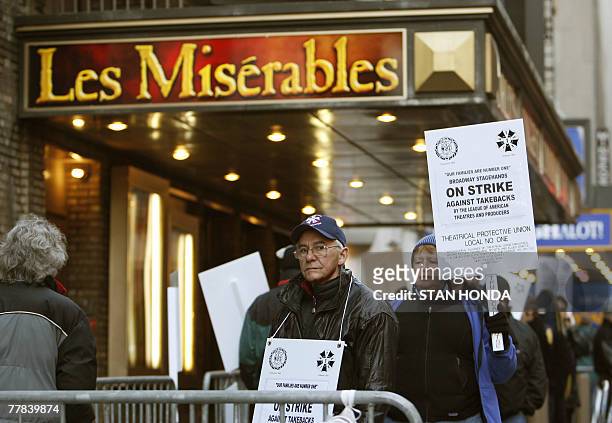 Broadway stagehands walk a picket line in front of "Les Miserables" at the Broadhurst Theater 10 November 2007 in New York as most theaters are shut...