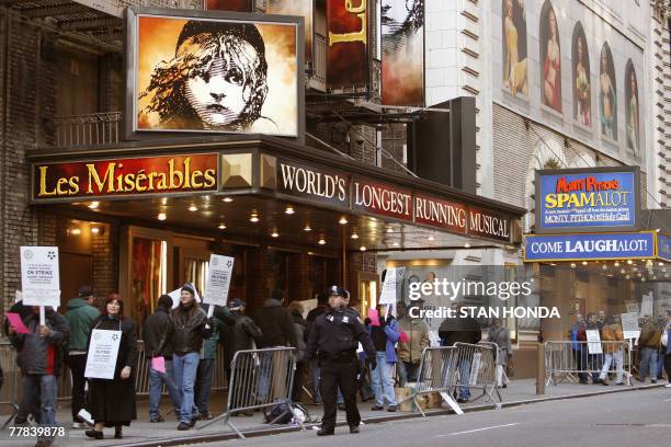 Broadway stagehands walk a picket line in front of "Les Miserables" at the Broadhurst Theater 10 November 2007 in New York as most theaters are shut...