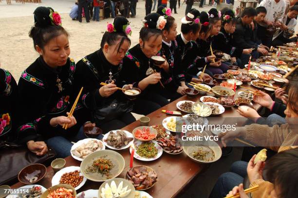 Alcohol Rice Hmong Hmong Festival Photos and Premium High Res Pictures - Getty Images
