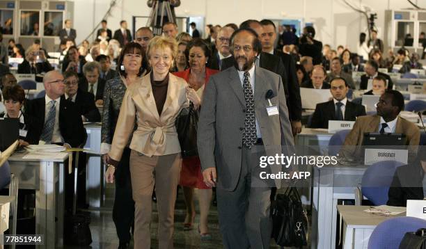 Spanish deputy Prime Minister Maria Teresa Fernandez de la Vega and Chairman Rajendra Pachauri of the Intergovernmental Panel on Climate Change...